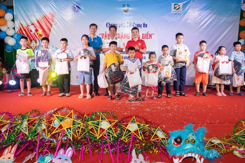 Minh Trí Thành tặng quà Trung Thu tại Trường Sa