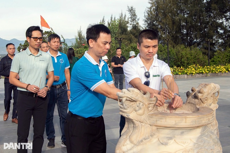 Nhà báo Phạm Tuấn Anh, Tổng biên tập báo Dân trí (phải) cùng các thành viên trong đoàn dâng hương tưởng nhớ 64 liệt sỹ Gạc Ma (Ảnh: Mạnh Quân).