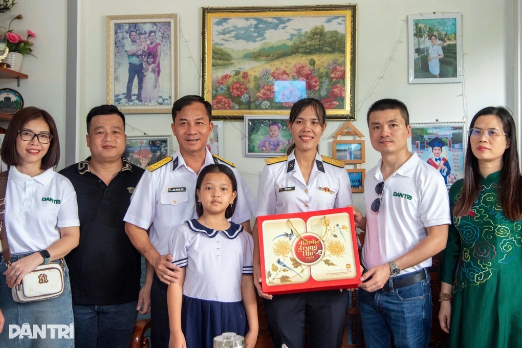 Minh Trí Thành tặng quà cán bộ tại Gạc Ma 2