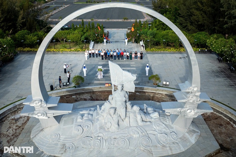 Đoàn công tác báo Dân trí cùng Hội biển đảo Việt Nam đã đến Khu tưởng niệm dâng hương tưởng nhớ 64 liệt sỹ Gạc Ma (Ảnh: Mạnh Quân).