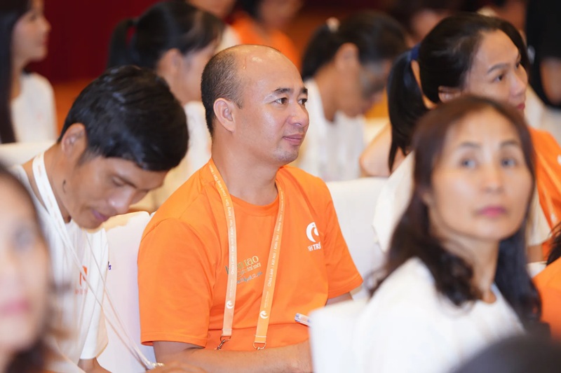 Người cha khao khát làm bạn với con