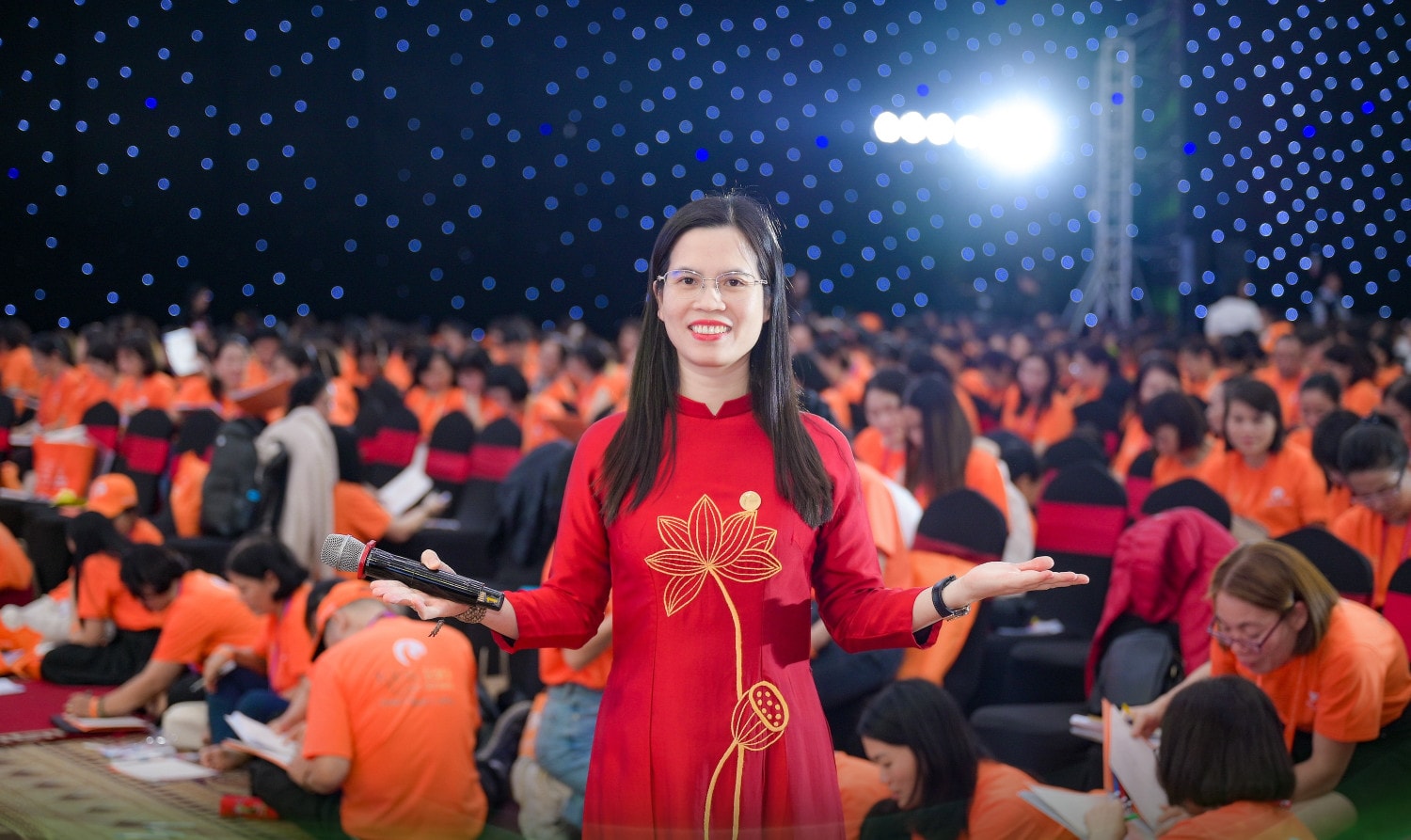 Chuyên gia trị liệu tâm trí Nguyễn Thị Lanh chia sẻ cần đối diện với vấn đề để tìm cơ hội giải quyết