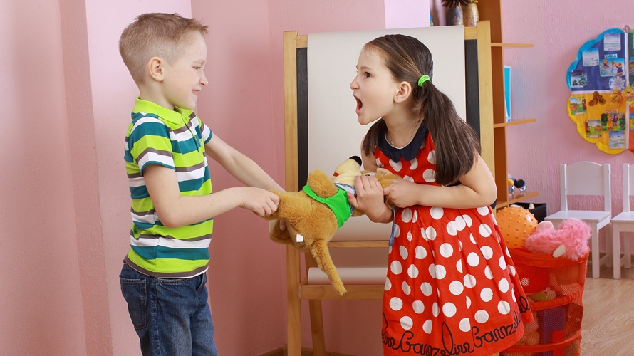 Sai lầm dạy con khiến trẻ ích kỷ