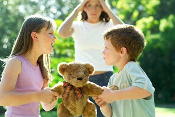 Sai lầm dạy con khiến trẻ ích kỷ