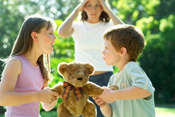 Sai lầm dạy con khiến trẻ ích kỷ