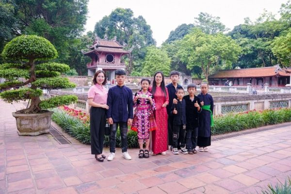 Em Vàng Thị Bầu (thứ ba từ trái qua) cùng các bạn tham quan Văn Miếu Quốc Tử Giám