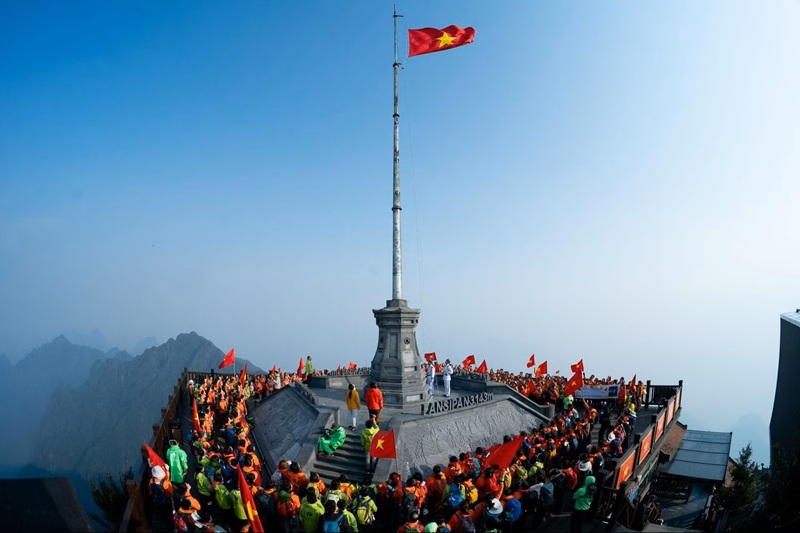 Chinh phục Fansipan của đoàn hơn 300 người