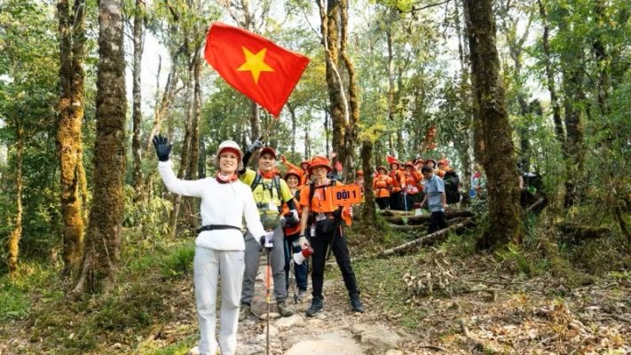 Chinh phục Fansipan của đoàn hơn 300 người