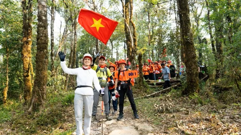 Chinh phục Fansipan của đoàn hơn 300 người